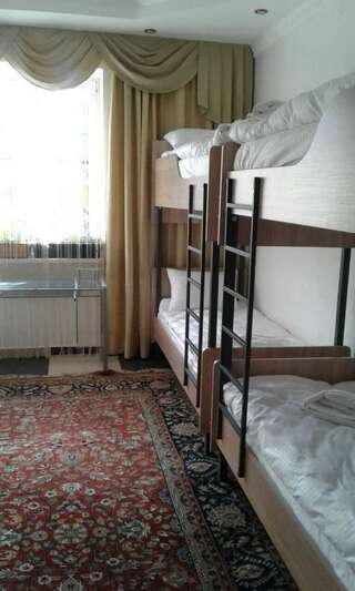 Мини-отель Sadyba Smotrytska Perlyna Каменец-Подольский Кровать в общем 6-местном номере для мужчин и женщин-5